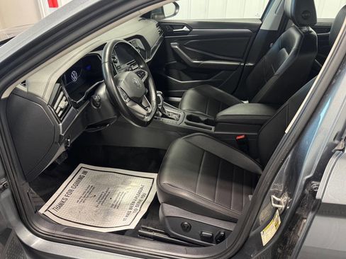 Used 2023 Volkswagen Jetta SE image 9