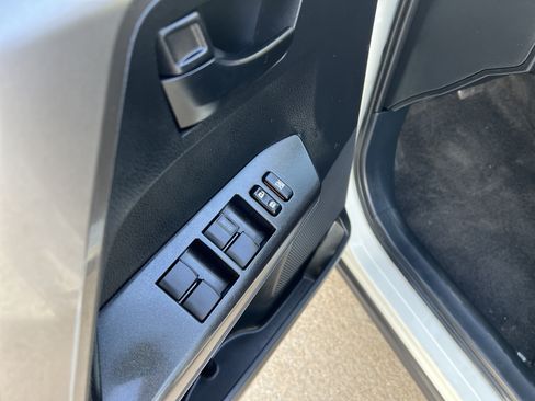 Used 2018 Toyota RAV4 LE FWD image 13