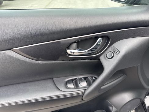 Used 2017 Nissan Rogue S FWD image 12