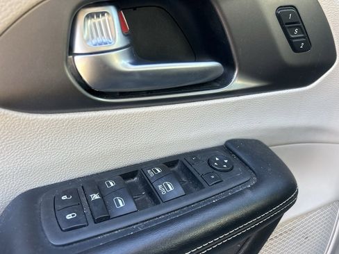 Used 2022 Chrysler Pacifica Touring-L image 25