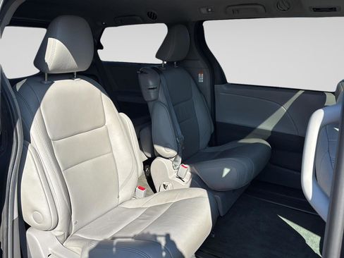 Used 2017 Toyota Sienna XLE image 14