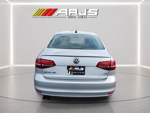 Used 2016 Volkswagen Jetta SEL w/ Lighting Package FWD image 3