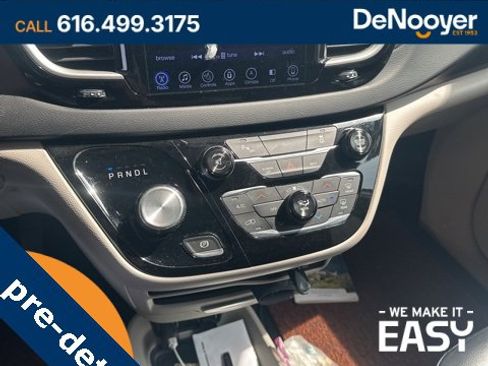 Used 2017 Chrysler Pacifica Touring-L image 12