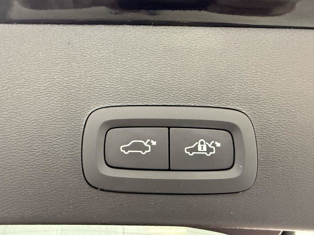 Used 2023 Volvo XC40 B5 Plus AWD/4WD image 29