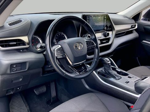 Used 2021 Toyota Highlander LE FWD image 17