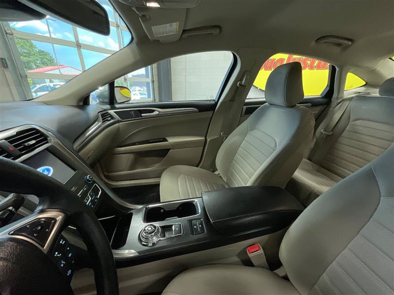 Used 2020 Ford Fusion SE FWD image 12