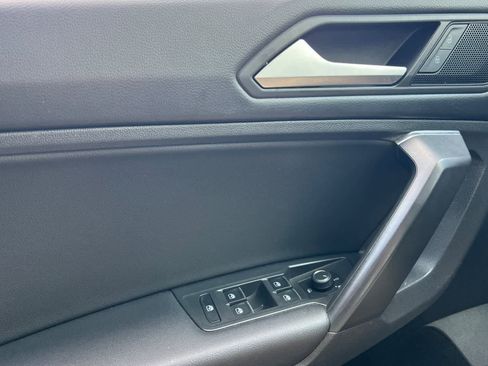 Used 2021 Volkswagen Tiguan SE w/ Panoramic Sunroof Package image 15