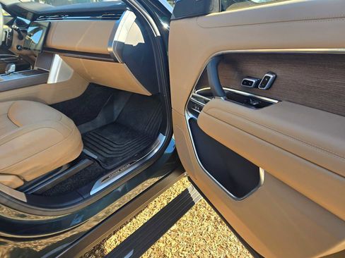 Used 2025 Land Rover Range Rover SE image 10