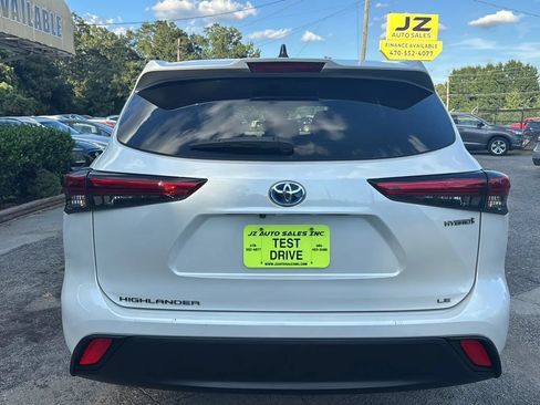 Used 2022 Toyota Highlander LE FWD image 4