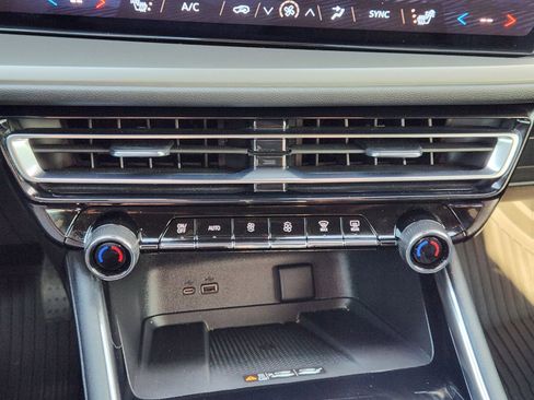 Used 2024 Chevrolet Traverse LT w/ Midnight/Sport Edition image 20