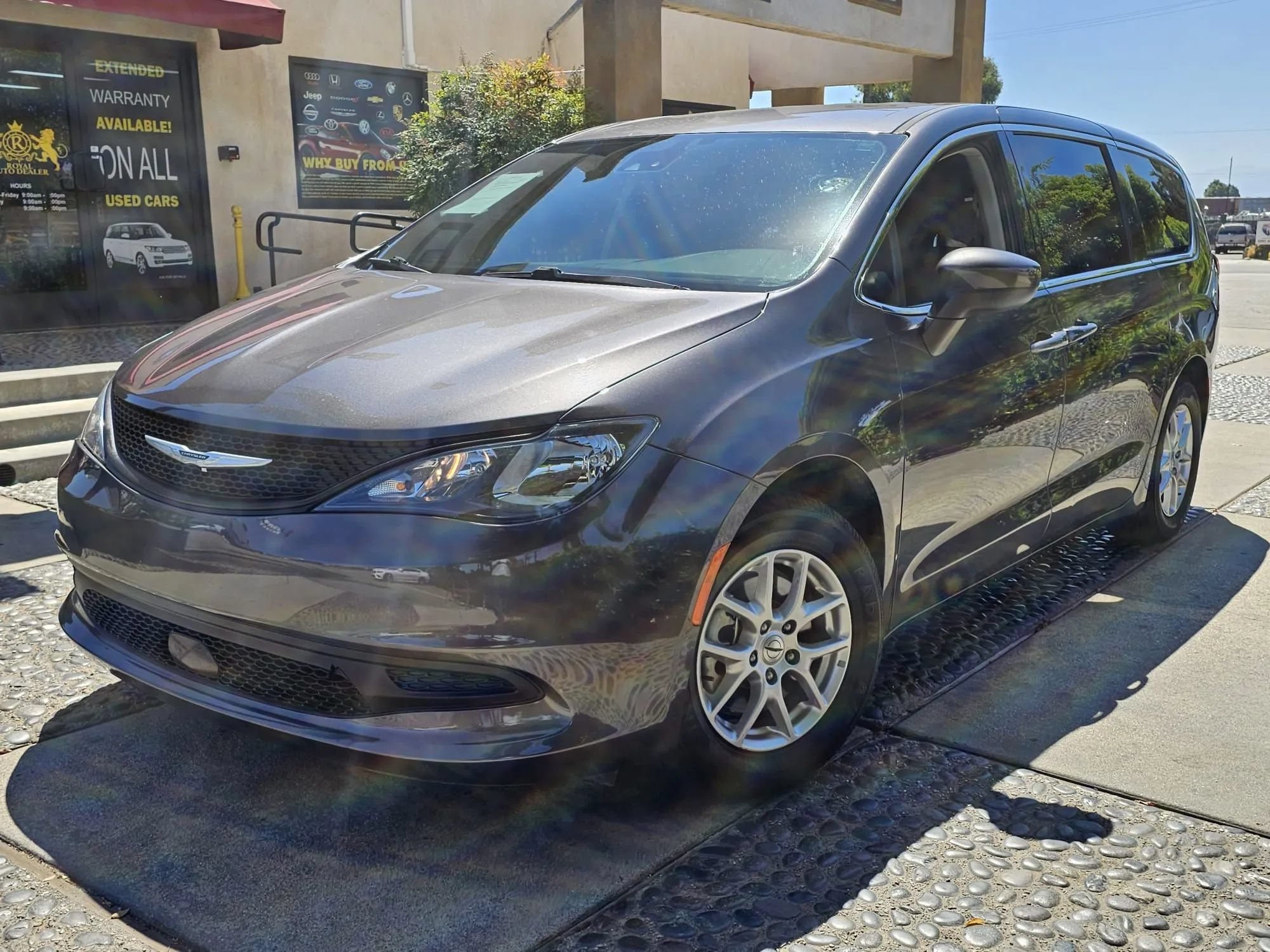 Used 2023 Chrysler Voyager LX FWD image 1