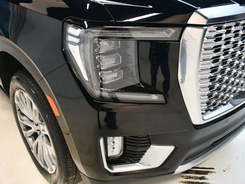 Used 2021 GMC Yukon Denali w/ Denali Premium Package image 11