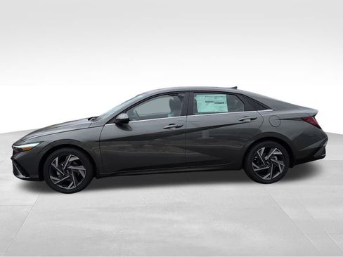 Used 2025 Hyundai Elantra SEL FWD image 4