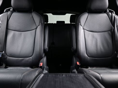 Used 2025 Toyota Sienna Platinum AWD/4WD image 16