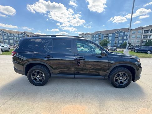 Used 2025 Honda Pilot TrailSport image 9