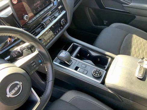 Used 2025 Nissan Pathfinder SV image 14