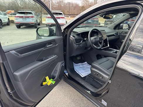 Used 2024 GMC Acadia Elevation image 11