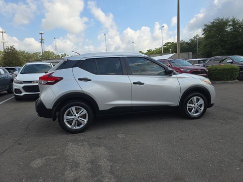 Used 2019 Nissan Kicks S FWD image 9