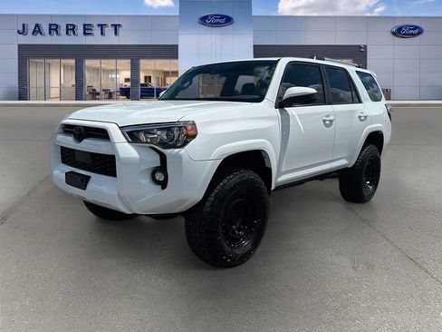 Used 2024 Toyota 4Runner SR5 AWD/4WD image 3
