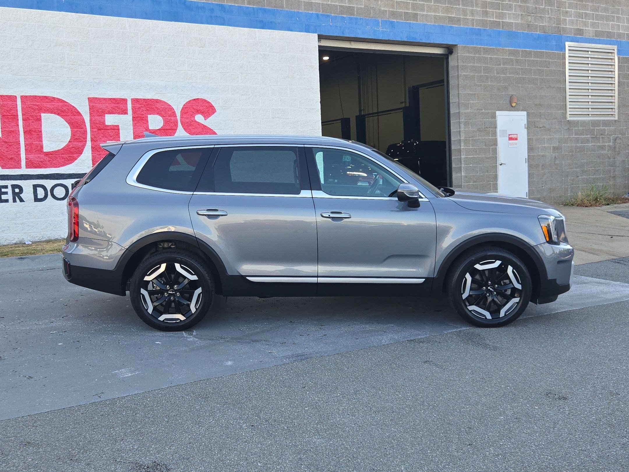 Used 2025 Kia Telluride S FWD image 8