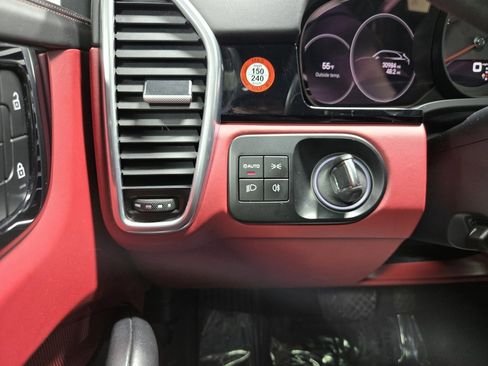 Used 2022 Porsche Cayenne Platinum Edition image 14
