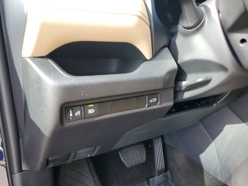 Used 2025 Toyota RAV4 XLE Premium image 31