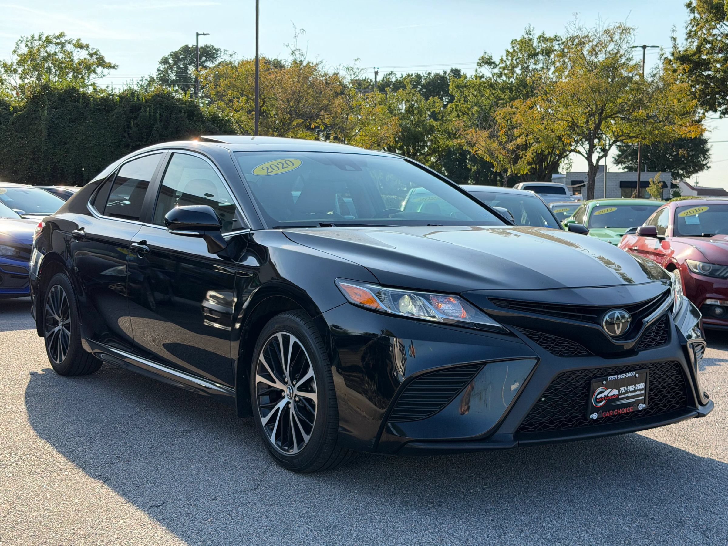 Used 2020 Toyota Camry SE w/ Convenience Package FWD image 3