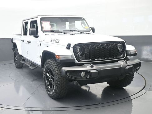Used 2024 Jeep Gladiator Sport AWD/4WD image 9
