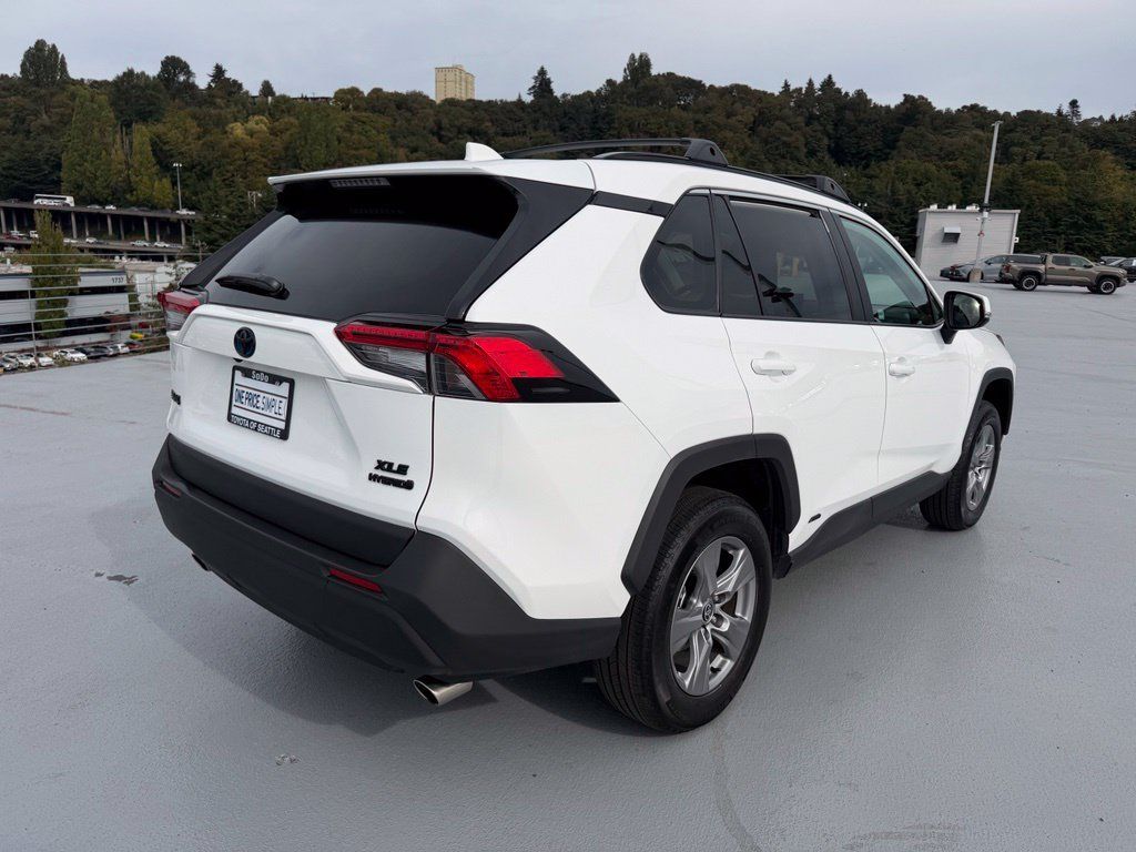 Used 2022 Toyota RAV4 XLE w/ Convenience Package AWD/4WD image 3