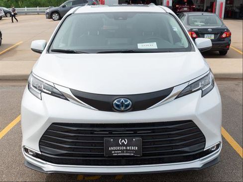 Used 2023 Toyota Sienna XLE w/ XLE Plus Package FWD image 3