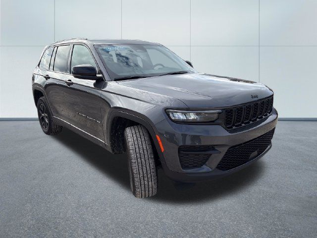 Used 2025 Jeep Grand Cherokee Altitude AWD/4WD image 5