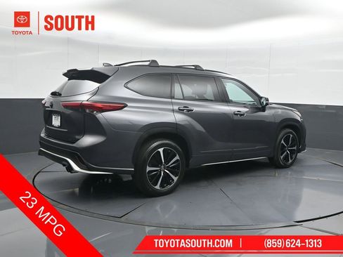 Used 2021 Toyota Highlander XSE AWD/4WD image 2