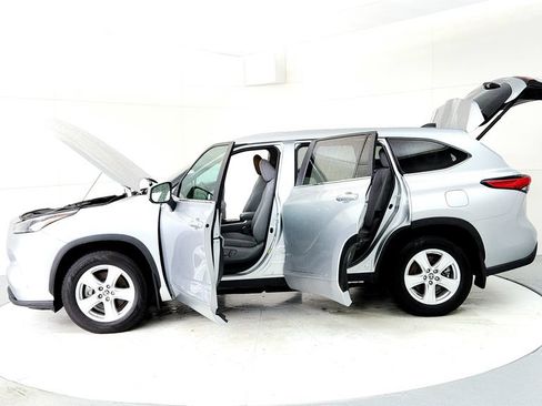 Used 2023 Toyota Highlander LE AWD/4WD image 10