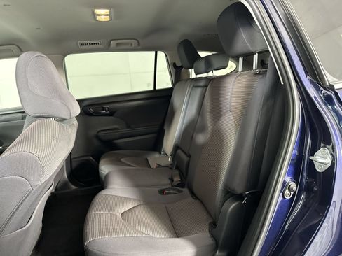 Used 2025 Toyota Highlander LE FWD image 23
