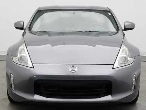Used 2017 Nissan 370Z Coupe RWD image 2