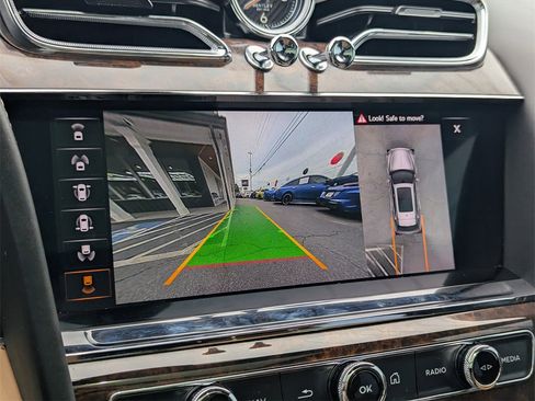 Used 2021 Bentley Bentayga V8 image 16