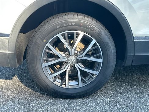 Used 2020 Volkswagen Tiguan SE image 32