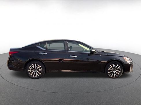 Used 2025 Nissan Altima 2.5 SV FWD image 16
