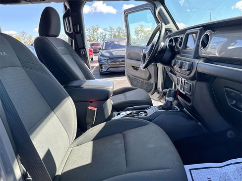 Used 2018 Jeep Wrangler Unlimited Sahara image 21