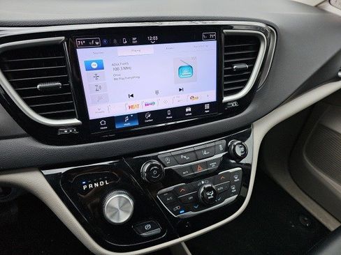 Used 2024 Chrysler Pacifica Touring-L image 24