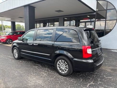 Used 2015 Chrysler Town & Country Touring-L w/ Driver Convenience Group FWD image 6