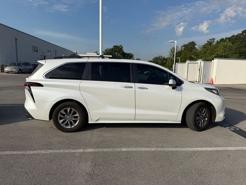 Used 2023 Toyota Sienna XLE FWD image 4