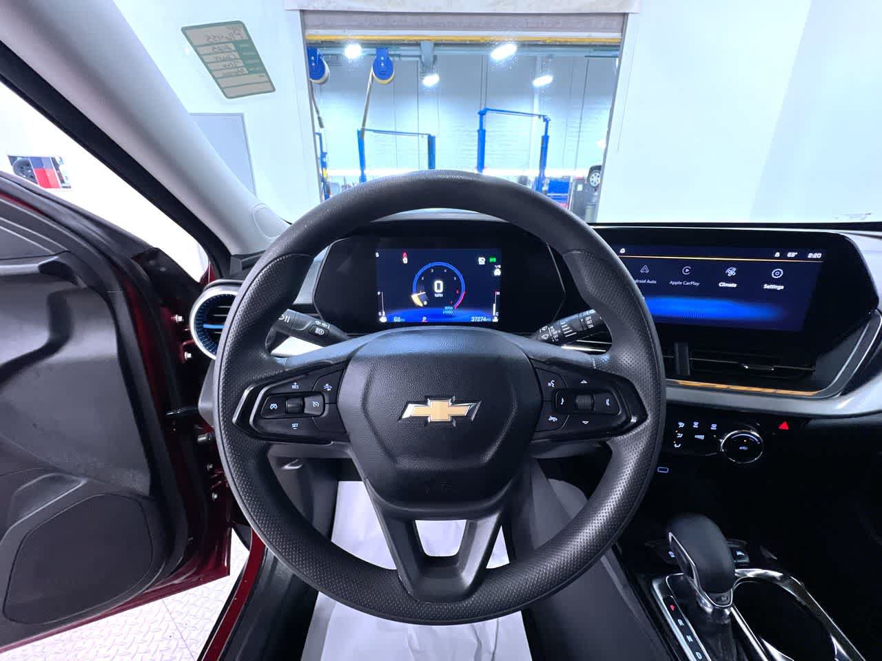 Used 2025 Chevrolet Trax LT FWD image 15