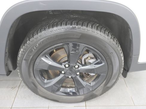 Used 2019 Jeep Cherokee Latitude Plus image 3