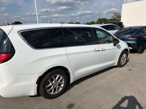 Used 2023 Chrysler Pacifica Touring-L FWD image 4