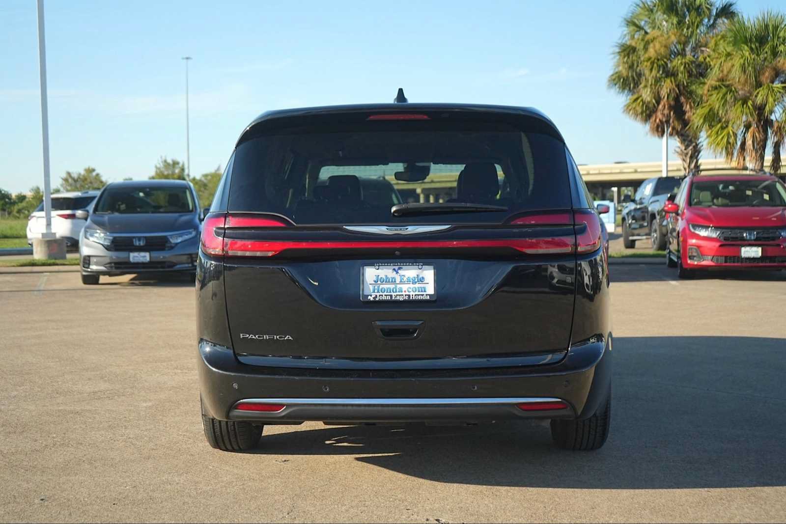 Used 2024 Chrysler Pacifica Touring-L FWD image 5