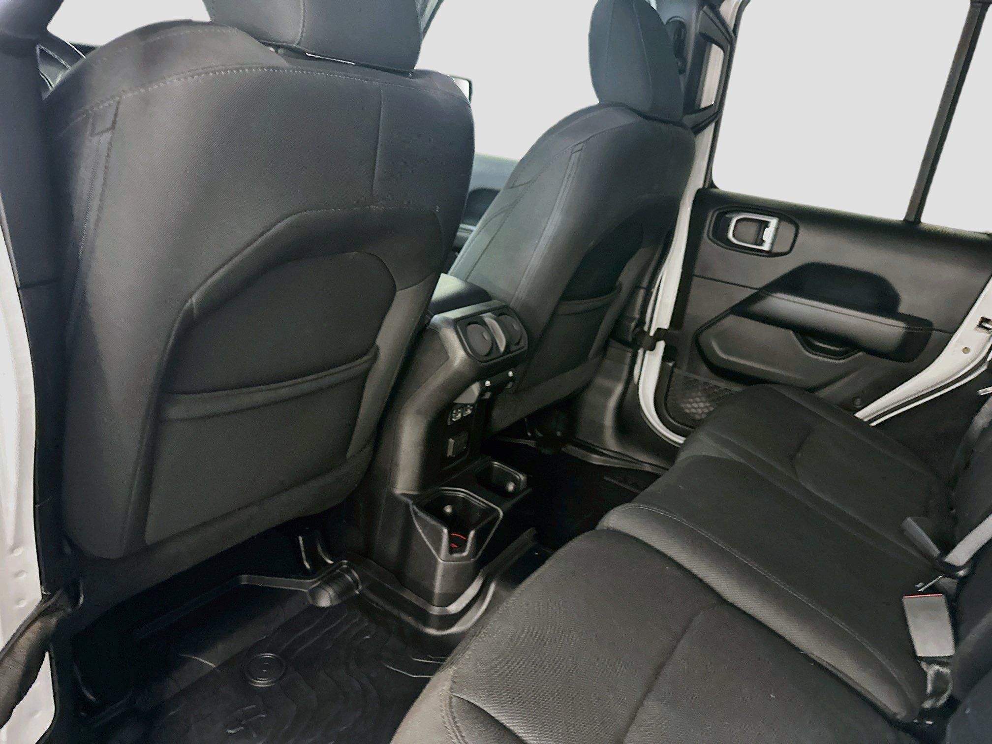 Used 2018 Jeep Wrangler Unlimited Sahara AWD/4WD image 28