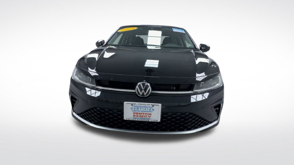 Used 2025 Volkswagen Jetta SE FWD image 3