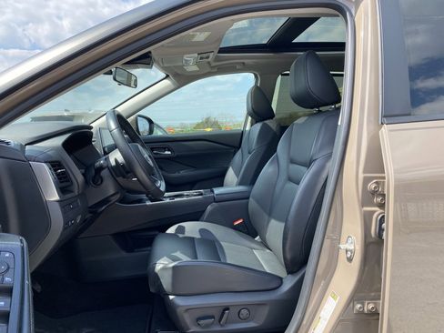 Used 2024 Nissan Rogue SV w/ SV Premium Package image 9