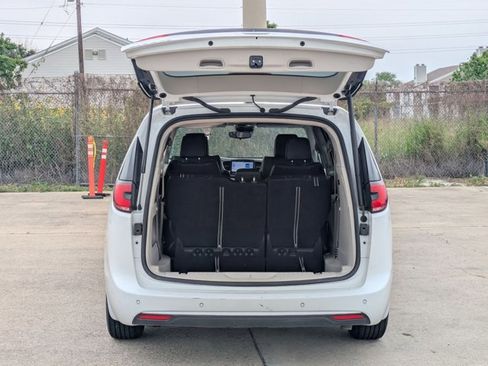 Used 2023 Chrysler Pacifica Touring-L FWD image 6